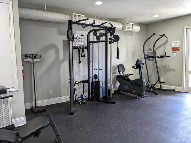 Building Photo - 2100 Tanglewilde St