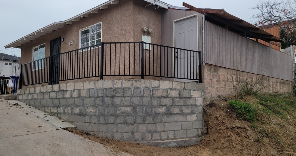 side v1 - 3988 Teak St