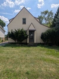 Building Photo - A charming 3-bedroom, 1-bathroom in Maple Heights