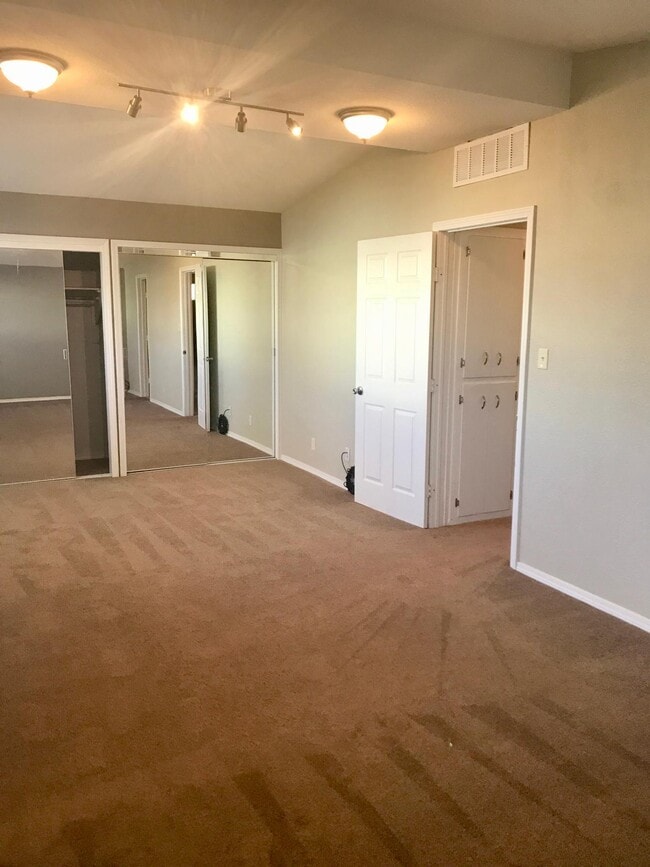 Building Photo - 1415 Willow Dr