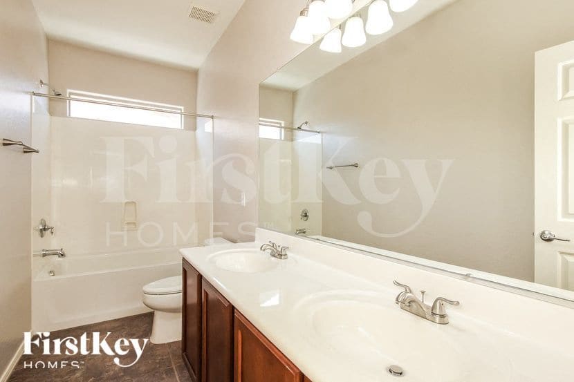 Building Photo - 390 E Yellow Wood Ave