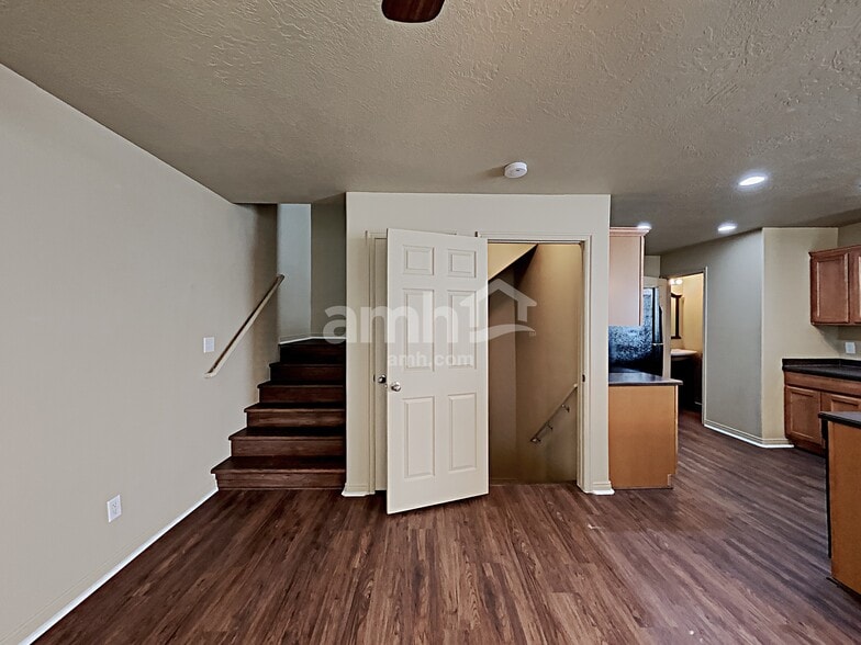 Building Photo - 1805 American Way