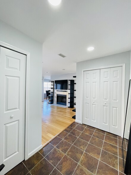 living room -foyer - 6423 Richmond Hwy