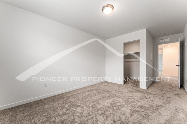 Building Photo - Charming Townhouse with Washer/Dryer and Garage