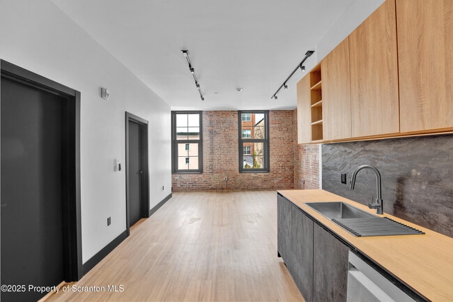 Building Photo - 115 Penn Ave