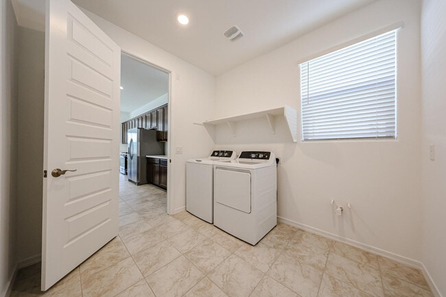 Building Photo - 7677 W Smoketree Dr