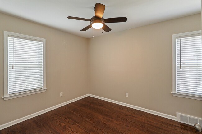 Building Photo - 1792 Roslyn Rd