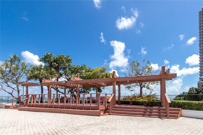 Building Photo - 999 Brickell Bay Dr