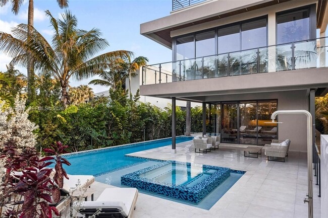 Building Photo - 723 NE 77th St