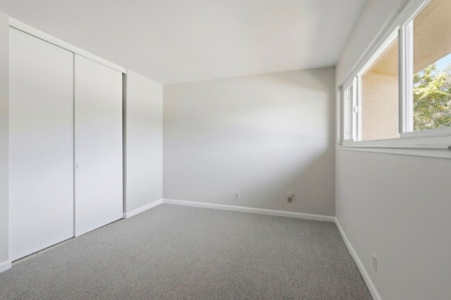 Building Photo - Sunset Park Townhouse Available for Rent!