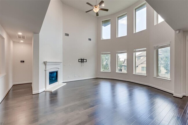 Building Photo - 4221 Valley Oaks Dr