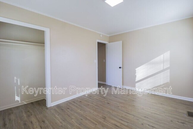 Building Photo - 1705 Bixby Rd