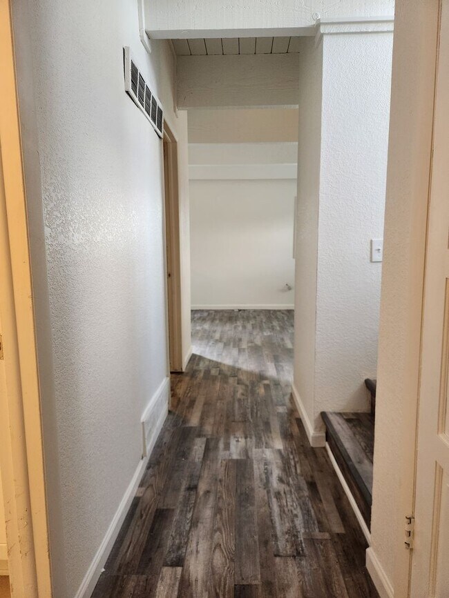 Building Photo - Completely remodeled! Fresh unit!