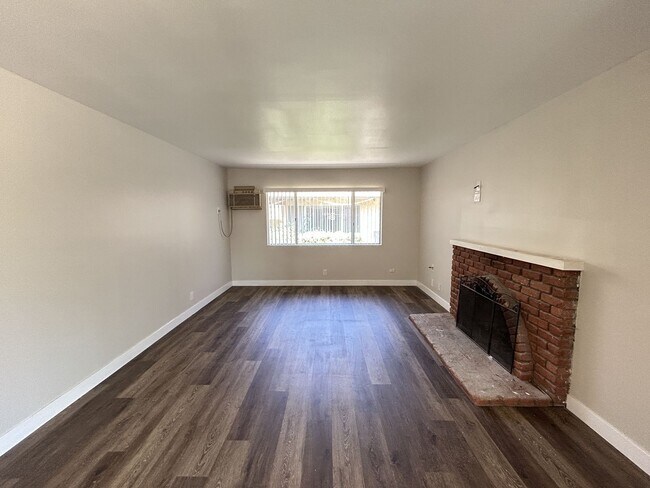 Building Photo - 560 E Erna Ave