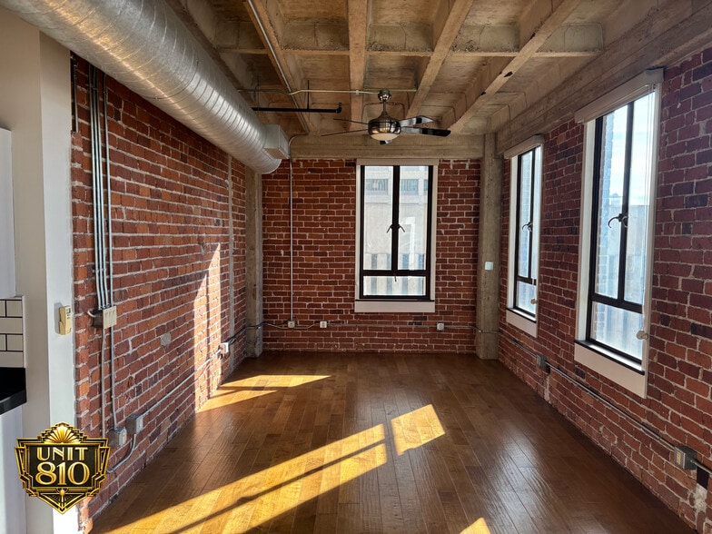Building Photo - 114 W Adams St