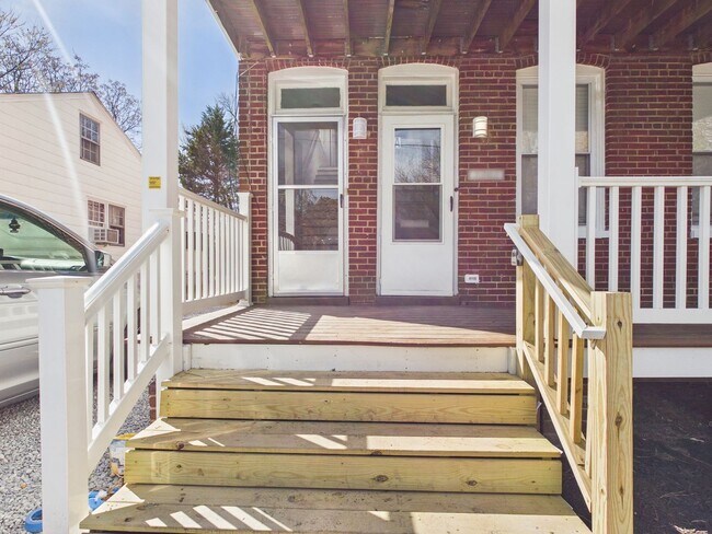 Building Photo - 1703 Oakdale Ave