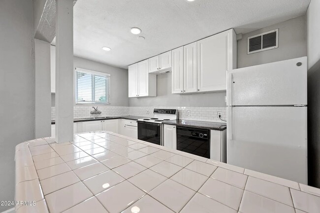 Building Photo - 4009 N 13th Ave