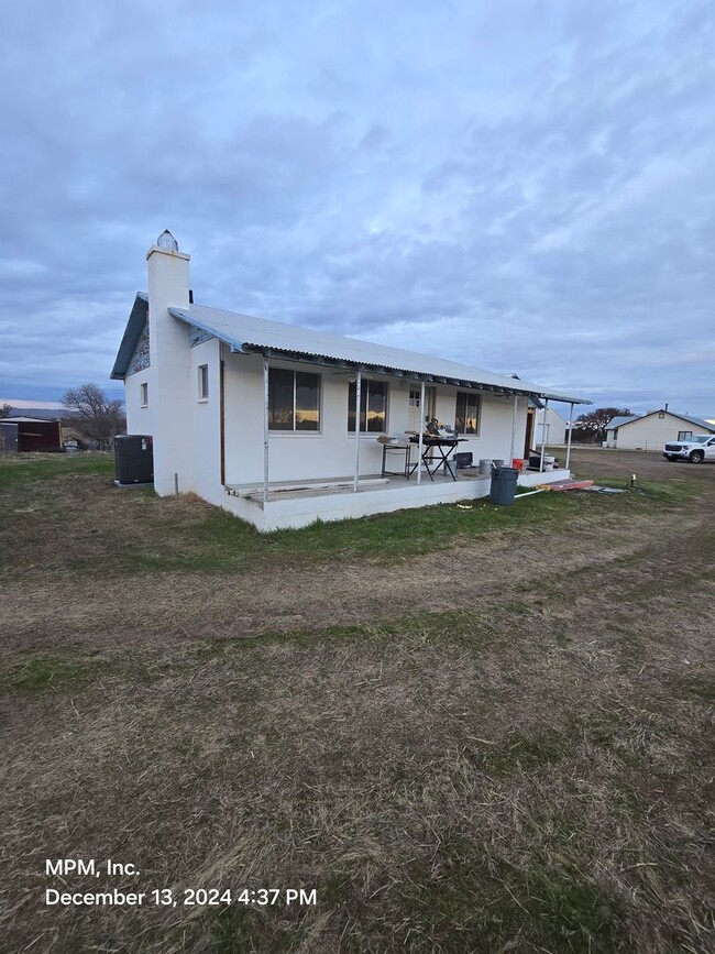 Building Photo - 2 bedroom 1 bath home with detached garage...