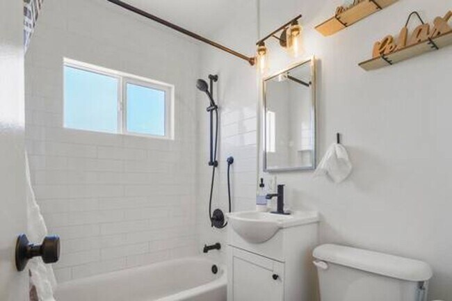 Building Photo - Furnished Home Available Now!