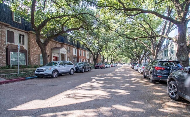 Building Photo - 452 N Post Oak Ln