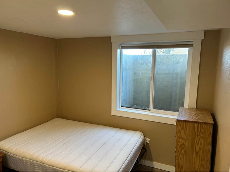 Building Photo - 702 E 21st Pl