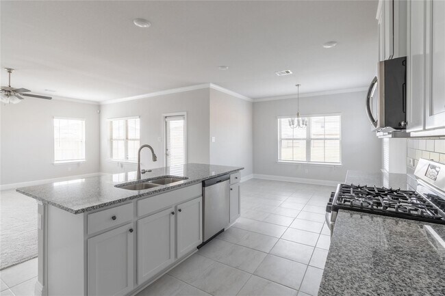 Building Photo - 401 Sunray Lake Ln