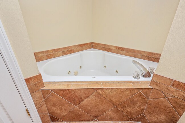 Building Photo - 4 Bedroom 2 bathroom