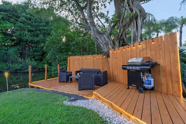 Building Photo - 20140 NE 25th Ct