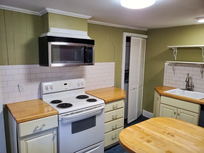 Building Photo - 113 Charles St