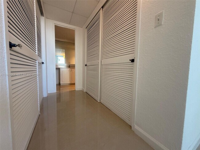 Building Photo - 4001 S Ocean Dr