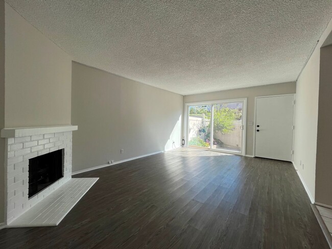 Building Photo - Newbury Park townhome w/3+2, en-suite, gar...