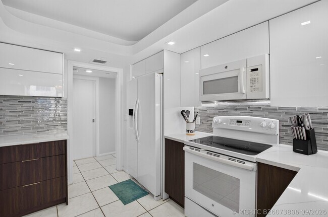 Building Photo - 3211 S Ocean Blvd