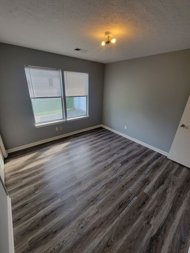 Building Photo - 4 Bed, 2 Bath duplex off of Westport Road