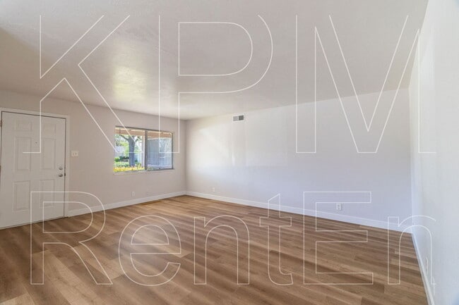 Building Photo - 443 E Robinhood Dr