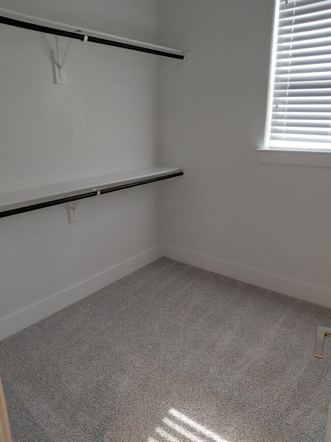 Building Photo - 3/2/2 - FENCED BACKYARD!!! GREAT NEIGHBORHOOD - Godley ISD - Summer Specials!