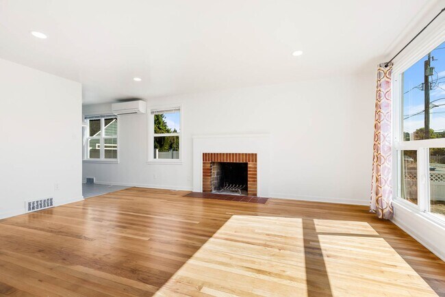 Building Photo - Bright & Spacious Remodeled Home Near Columbia City, Mt. Baker & Lake Washington