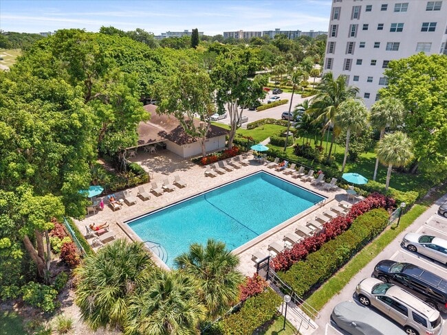 Building Photo - 3200 N Palm Aire Dr