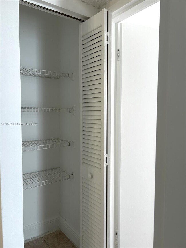 Building Photo - 16919 N Bay Rd