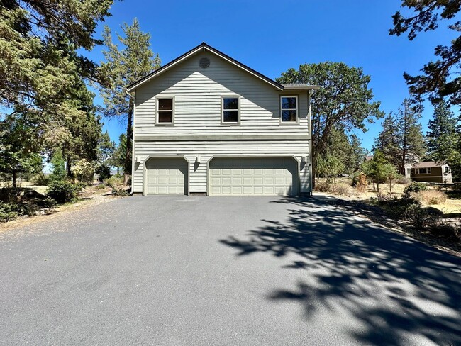 Building Photo - Stunning Running Y Ridge Home with Lake Views – Furnished or Unfurnished!