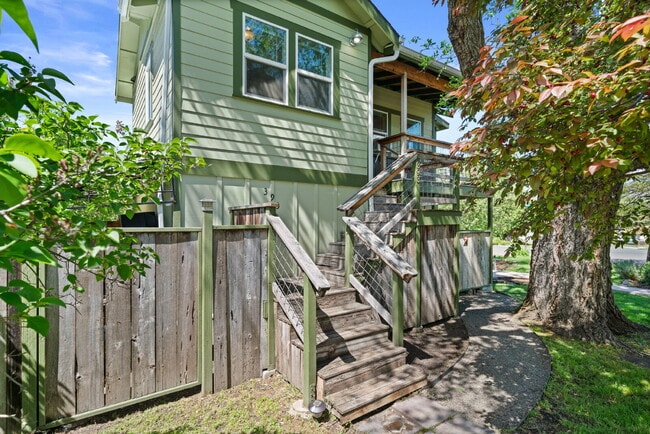 Building Photo - 393 N Laurel St