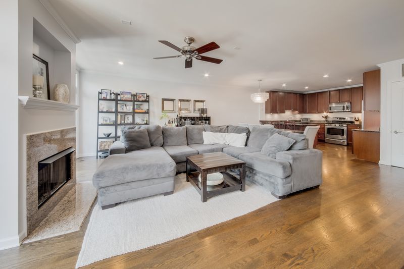 Huge Living area - 1506 N Sedgwick St
