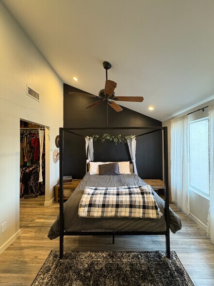 Master bedroom - 3315 E Kelton Ln