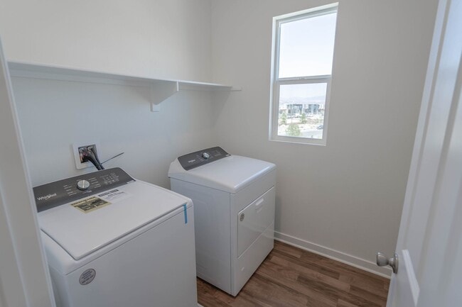 Building Photo - Five Points 3 Bedroom Home in Valencia!