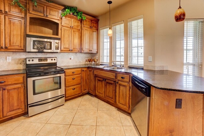 Building Photo - Tulsa Beauty Available Beginning of Januar...