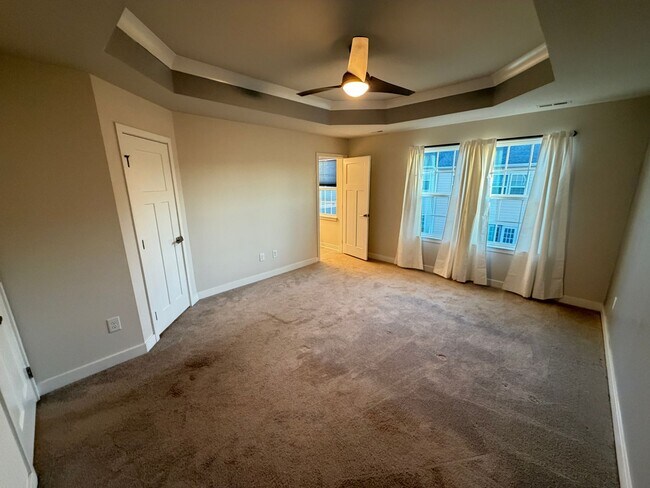 Building Photo - Like-New 4 Bedroom Townhouse