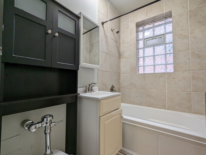 Building Photo - 544 W Surf St