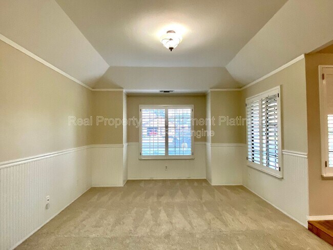 Building Photo - 672 W Ellery Ave