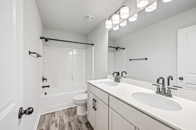 Building Photo - 132 McClellan Way