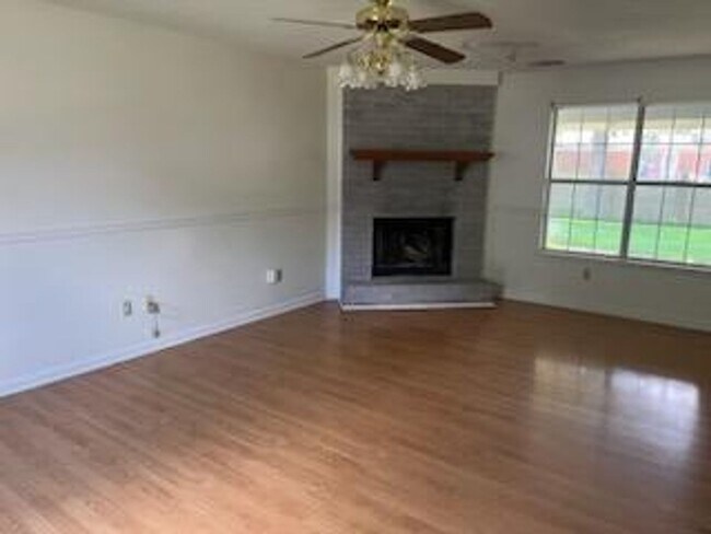 Building Photo - Available Now! MOVE IN SPECIAL HALF OFF FI...