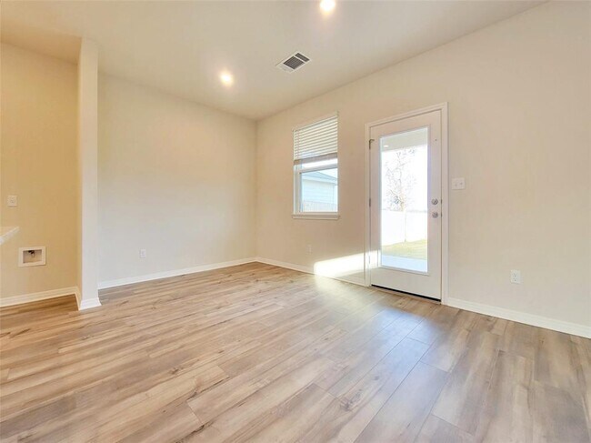Building Photo - 120 Longmount Cv